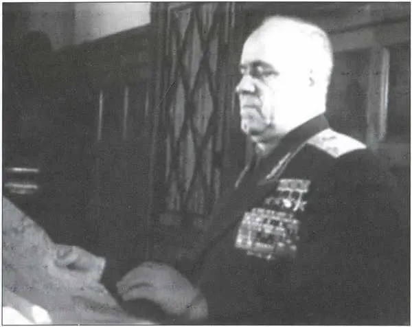Министр обороны СССР Г К Жуков назначивший Маргелова на пост командующего - фото 19