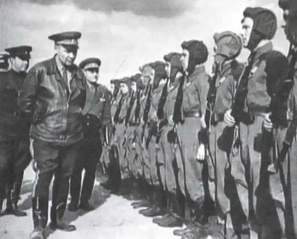 Генерал Маргелов обходит строй десантников В минуты раздумья Учения - фото 23
