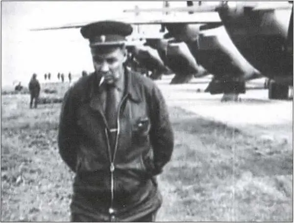 В минуты раздумья Учения ВДВ в 1970е гг В Ф Маргелов во время воздушно - фото 24