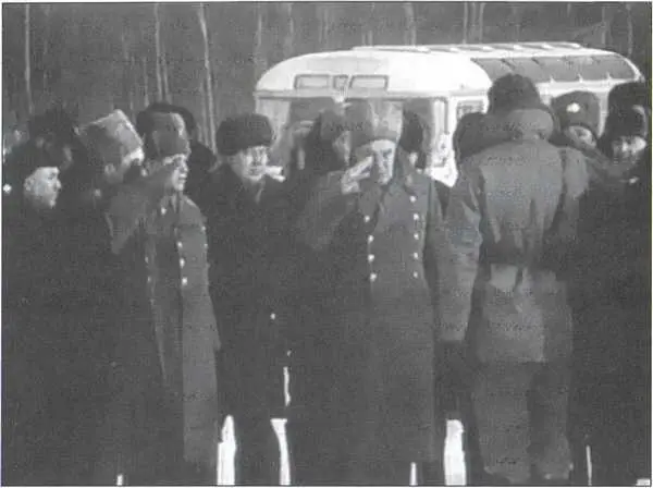 В Ф Маргелов приветствует экипаж БМД впервые десантировавшийся вместе со - фото 27