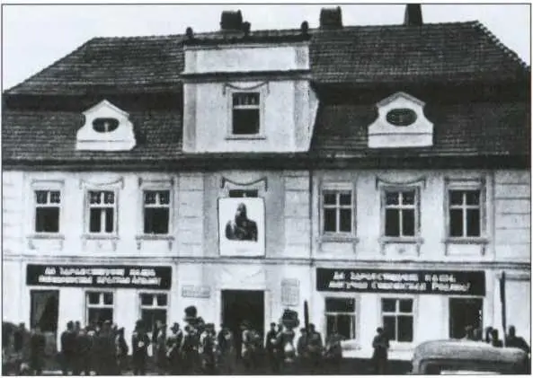 Советские воины на митинге памяти Кутузова близ г Бунцлау Польша Март 1945 - фото 28