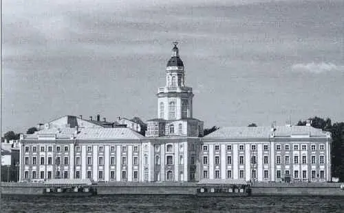 Кунсткамера в СанктПетербурге Памятник МВ Ломоносову в Архангельске - фото 3