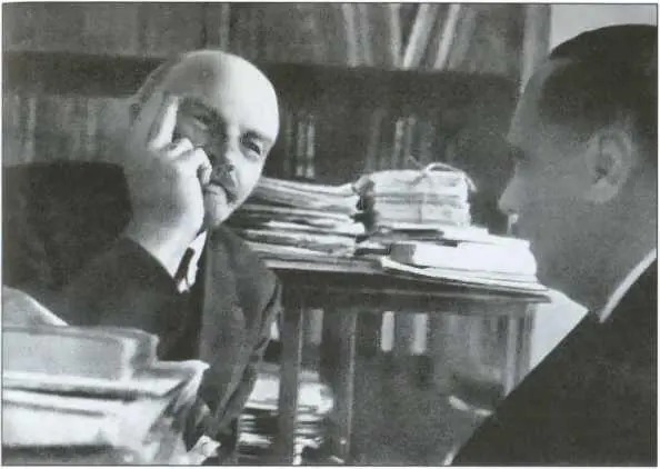 Ленин слушает Уэллса 1920 г Г Дж Уэллс М Горький и М И Будберг в 1921 - фото 10