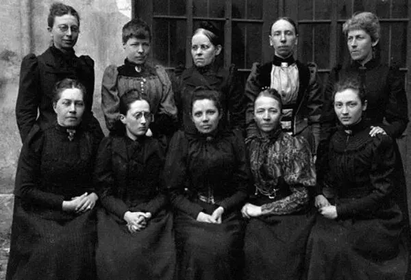Учительницы школы в Ландскруне Сельма Лагерлёф вторая слева в верхнем ряду - фото 12