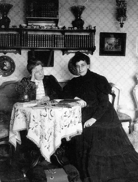 Сельма Лагерлёф с близкой подругой писательницей Софи Элькан 1907 г Их - фото 18