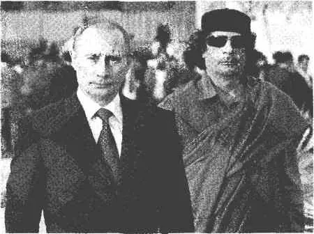 Владимир Путин и Муаммар Каддафи С другой стороны в Ливии началось - фото 56