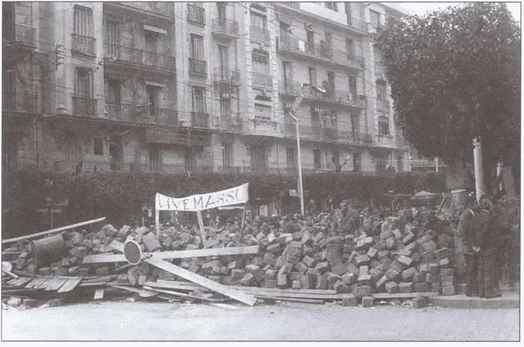 Баррикады на улицах Алжира 1960 г Демонстрация арабов Фото М Рибуда - фото 42