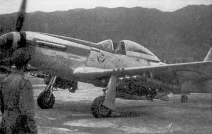 Мустанг P51D из 2й эскадрильи Flying Cheetah ВВС Южной Африки выруливает - фото 15