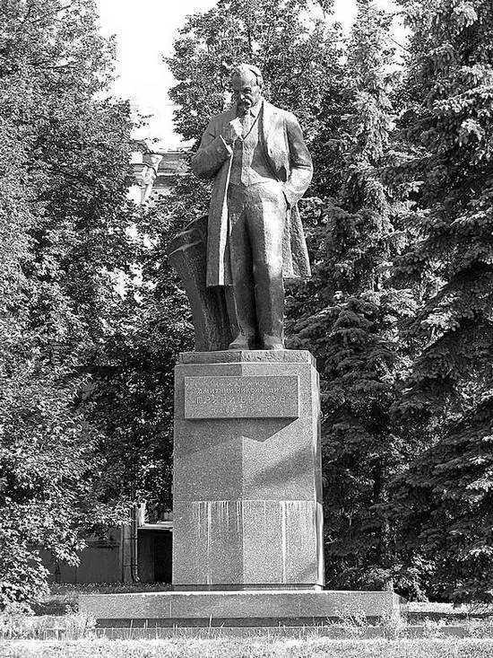 Памятник ДН Прянишникову в Москве Скульпторы ОВ Квинихидзе и ГА Шульц - фото 59