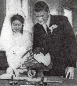 3 Лебедь в феврале 1971 года с женой Инной в загсе 4 Лебедь в начале военной - фото 4