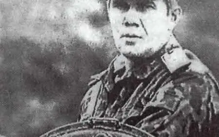 10 Александр Лебедь в августе 1991 защищает Белый дом и таким образом - фото 11