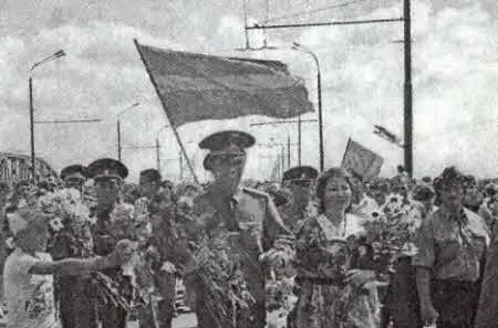 14 Лебедя с его женой восторженно приветствуют в июне 1993 года в городе - фото 15