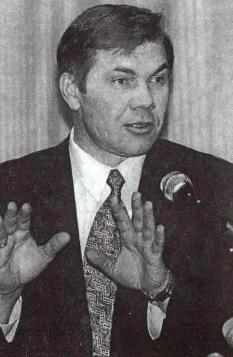 15 Лебедь во время его предвыборной кампании в марте 1996 года Для многих он - фото 16