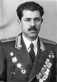 Александр Молодчий родился 27 июня 1920 г в городе Луганске на Украине - фото 38