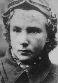 Лидия Литвяк родилась 18 августа 1921 г в Москве Окончила среднюю школу В - фото 42