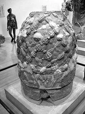 Рис 205 Якобы старинный Омфал выставленный сегодня в дельфийском - фото 211