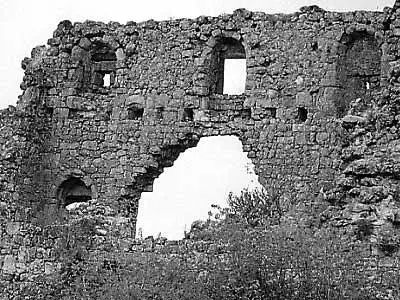 Рис 231 Руины одного из зданий Мангупа Рис 232 Остатки роскошной резьбы - фото 237