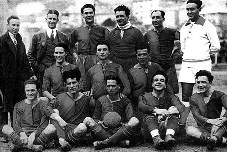 Команда Дженоа в 1924 г Точно так же клуб выиграл и следующий чемпионат В - фото 53
