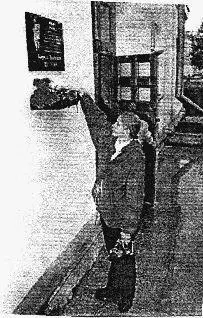 Вера Щелкина на открытии мемориальной доски 17052001 года на здании где - фото 22
