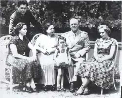 Семейная фотография которую Жуков послал Эйзенхауэру в сентябре 1955 года На - фото 60