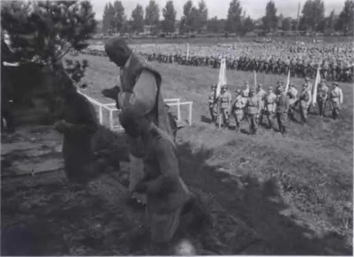 Ксендз и два коленопреклоненных воина молятся вместе с воинской частью Войска - фото 62