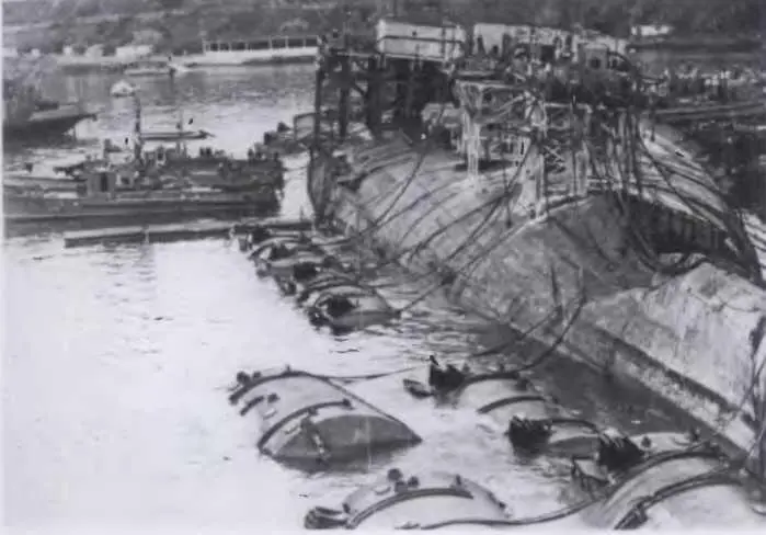 Линкор Новороссийск после подъема со дна бухты в 1957 году После продувки - фото 77