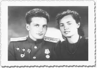С женой Со школьным товарищем Гришей Неворожкиным погибшим во Львове - фото 14