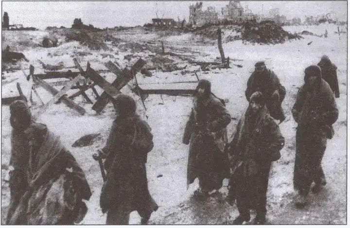 Капитуляция немецких солдат в Берлине апрель 1945 года ПОДПИСАНИЕ ПРИКАЗОВ - фото 29