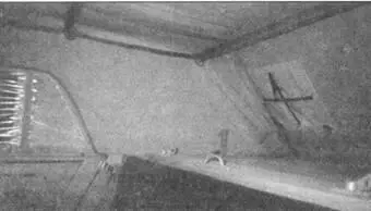 На фотографиях в деталях показана натянутая брезентовая крыша вид изнутри - фото 103
