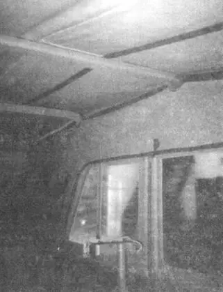 На фотографиях в деталях показана натянутая брезентовая крыша вид изнутри - фото 104