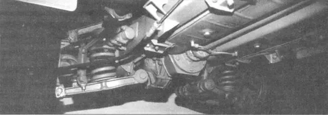 Задняя ось и пол кузова На нижнем снимке карданный вал и центральный топливный - фото 141