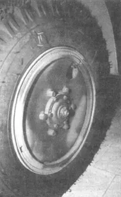 Верхние снимки показывают запасное колесо на Тур 1а На диске кольцевое ребро - фото 153