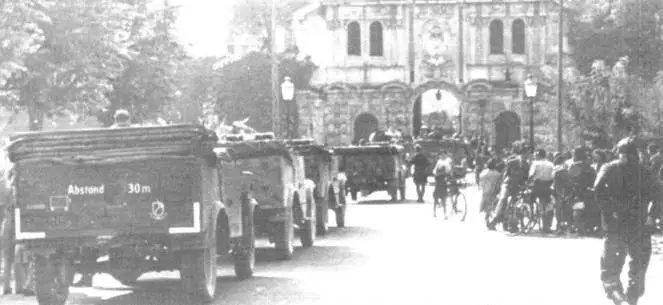 Колонна MercedesBenz 150 дивизии Leibstandarte SS Adolf Hitler на улицах - фото 229