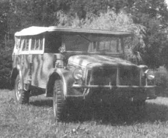 Пять фотографий показывают Horch 108 Тур 40 с различных ракурсов Машина - фото 36