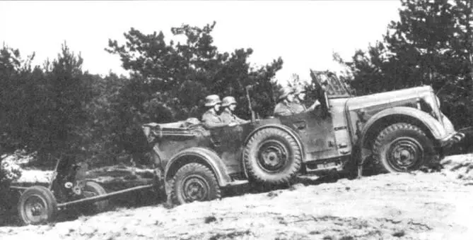 Средний Horch 901 Kfz12 буксирует артиллерийское орудие по пересеченной - фото 7