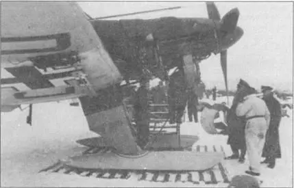 Конверсионный набор U4 позволял смонтировать на самолетах Ju87B2 лыжи - фото 120