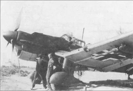 Пикирующий бомбардировщик Ju87B2 T6LL раннего выпуска Самолет принадлежит - фото 77