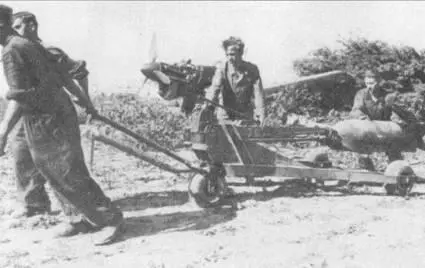 Франция 1940 г оружейники тянут трехколесный транспортер с бомбой - фото 78