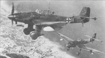 Пара бомбардировщиков Ju87R2 из 2S1G3 сфотографированы в патрульном - фото 95