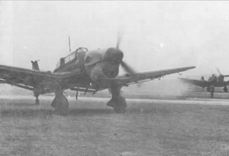 Пикирующие бомбардировщики Ju87B1 из llIStG77 вернулись из боевого вылета - фото 97