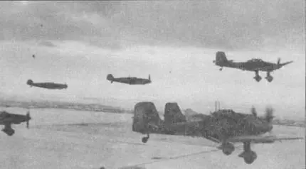 Звено Ju87D5 направляется на боевое задание под эскортом двух истребителей - фото 9