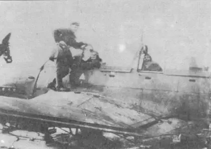 Польские летчики у захваченного Ju 87 G зимой 1945 На Ju 87 В2 наносят - фото 117