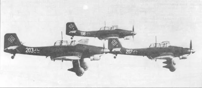 Звено из трех Ju 87 В1 сфотографированное в ходе облета На фюзеляжах видны - фото 63