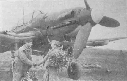 Ju 87 D1 на полевом аэродроме Восточного фронта Экипаж отмечает юбилейный - фото 68