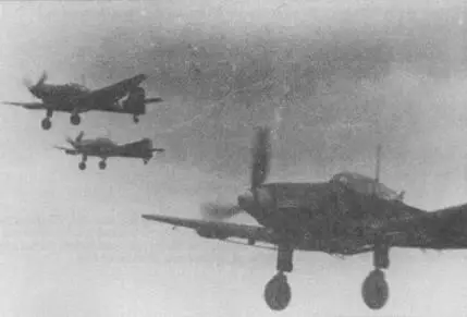 Доры в полете снимок 1943 г На переднем плане Ju87D3 позднего выпуска - фото 7