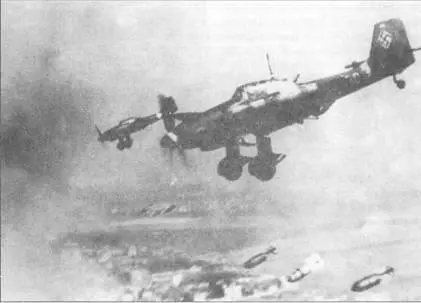 Бомбардировщики Ju 87 D1 во время налета на Восточном фронте в 1942 Видны - фото 88