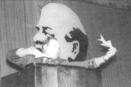 Советский инструктор показывает на моделях истребителей МиГ21 вьетнамским - фото 107
