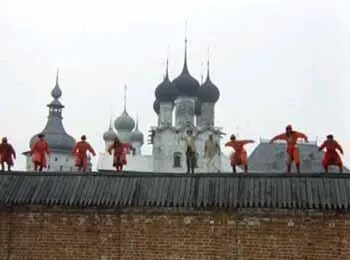 Жорж делает обманное движение как будто собирается прыгать вниз Опричники - фото 273