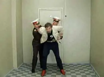 Менты нападают на царя сзади скручивают руки и уводят Шурик не замечая что - фото 534