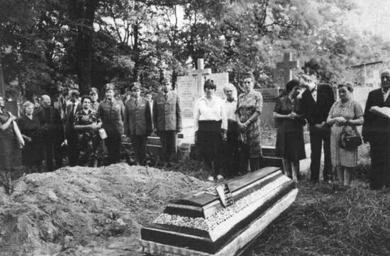 Фотография похорон Хелены Из таблички на гробе следует что покойная родилась - фото 5